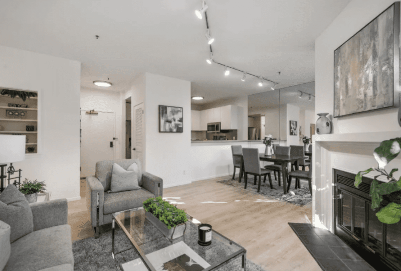 Moderno apartamento en alquiler en zona residencial, vista de sala y comedor con decoración elegante y mobiliario contemporáneo, oportunidad de vivir en un espacio acogedor y bien ubicado.