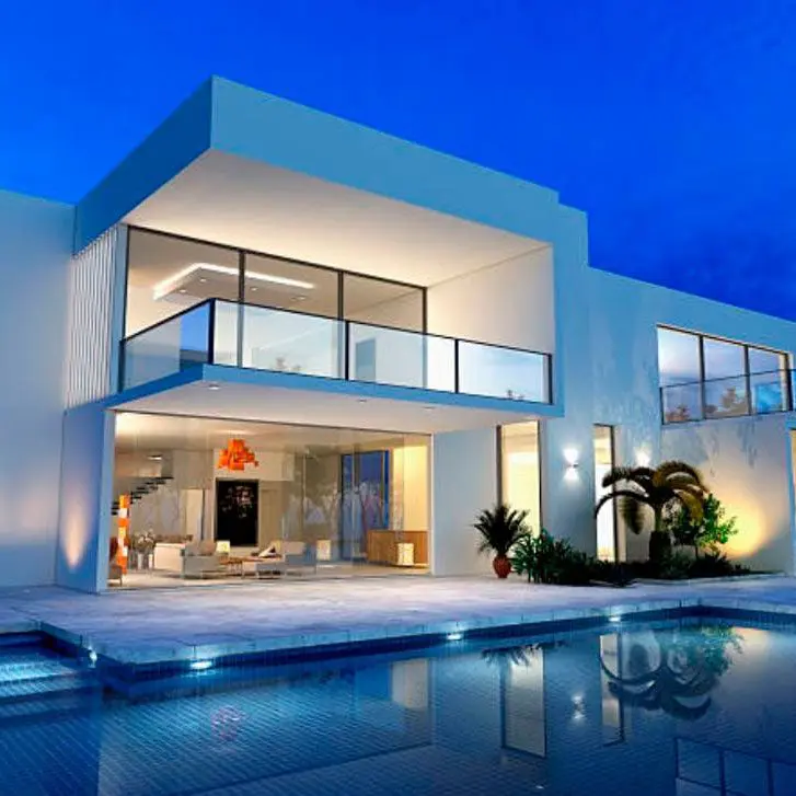 Innovador edificio residencial moderno con amplias ventanas y terraza con piscina, ideal para inversión inmobiliaria y vida de lujo en zonas exclusivas de España.