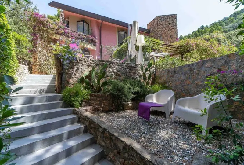 Hermosa casa con jardín y terrazas en un entorno natural, ideal para propiedades de lujo y inversión inmobiliaria en zonas verdes. Espacios exteriores diseñados para el confort y la estética.