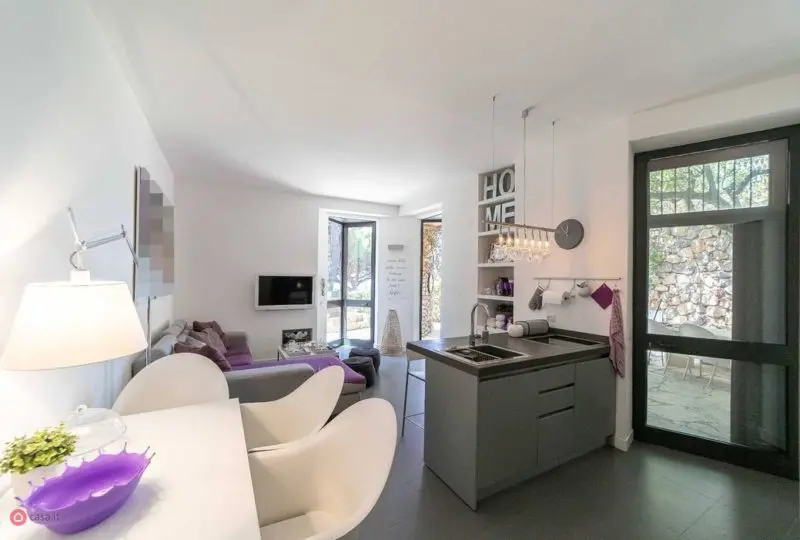 Plano de apartamento moderno, interior de vivienda con cocina abierta y zona de estar, decoración luminosa y acogedora, ventanas grandes, estilo minimalista, amueblamiento contemporáneo, Horus Real Estate Agency.
