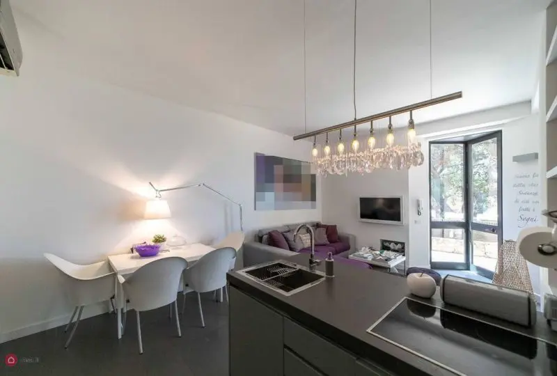Moderno apartamento en alquiler con sala de estar y cocina de concepto abierto en horus real estate agency.