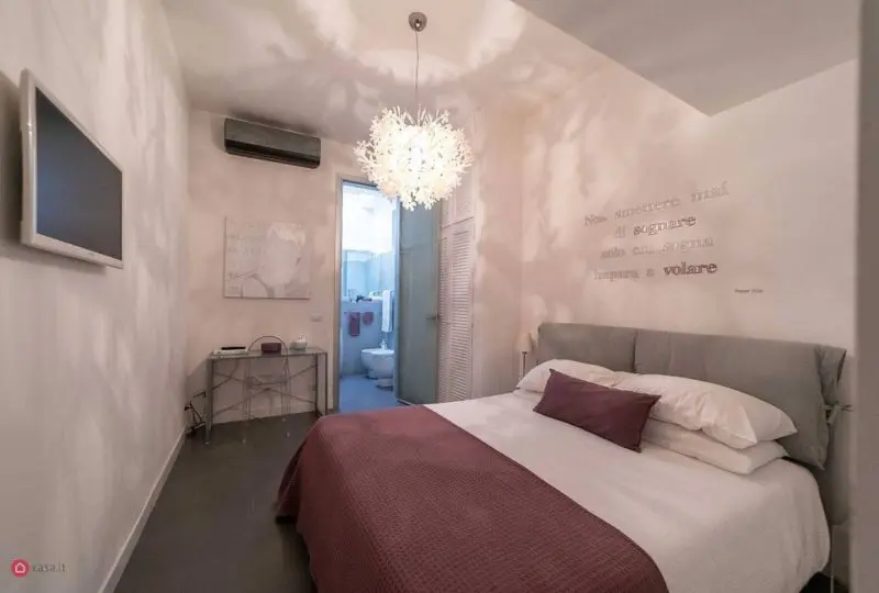 Habitación moderna en apartamento en alquiler en Estambul, con baño en suite, iluminación ambiente y decoración elegante, ideal para vivir en el centro de la ciudad.