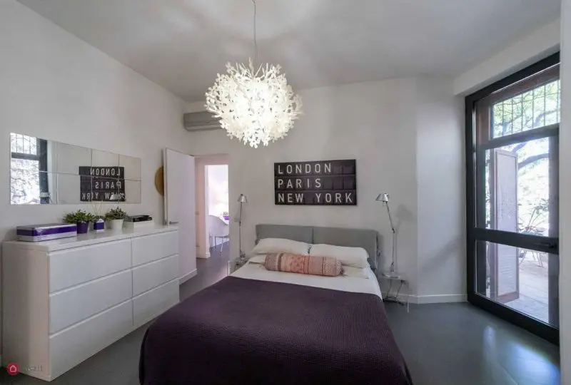 Amplia habitación moderna en una propiedad en venta o alquiler, con decoracion elegante, luminosa, acceso a balcón, ideal para residencial y inversión inmobiliaria en zonas urbanas.