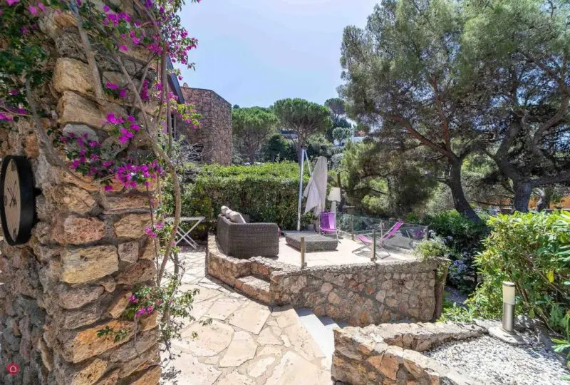 Hermosa terraza al aire libre en una propiedad de lujo con vistas verdes y decoración moderna, ideal para vivir y disfrutar de un entorno natural en Barcelona.