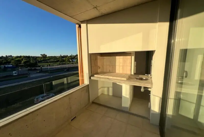 Amplio balcón con área de parrilla y vista panorámica en una propiedad en venta o alquiler en Horus Real Estate Agency. Ideal para disfrutar del aire libre y momentos sociales.