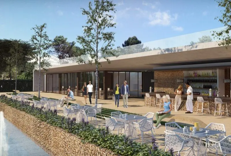 Moderno centro de ocio y bar con terraza exterior, rodeado de vegetación y estilo contemporáneo, ideal para disfrutar de la gastronomía y el café en un entorno relajante y elegante.
