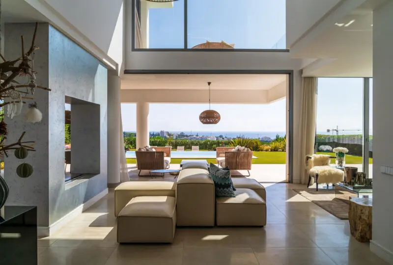 Lujo y modernidad en propiedad con vistas panorámicas al mar, amplio salón de diseño contemporáneo, ventanales XXL, terraza exterior con zona de descanso y jardín privado, perfecto para inversión inmobiliaria en primera línea de costa.