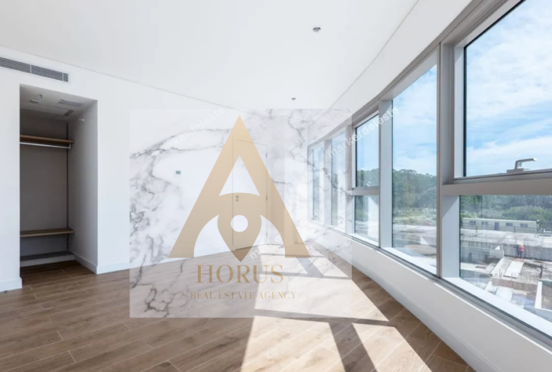 Amplio salón con ventanales panorámicos y vistas a la ciudad, ideal para disfrutar de luz natural y espacios modernos en propiedad en venta o alquiler.