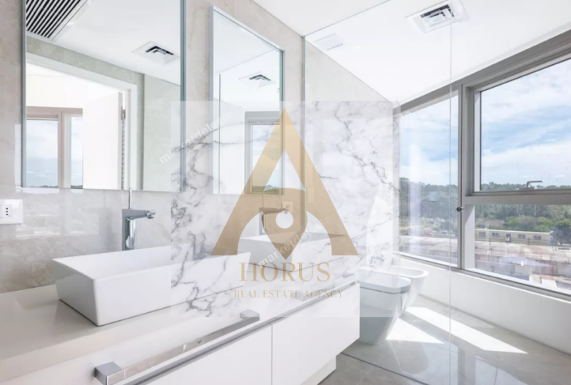 Lujoso baño en apartamento moderno en venta con vistas panorámicas y acabados en mármol. Oportunidad de inversión inmobiliaria con Horus Agencia Inmobiliaria.