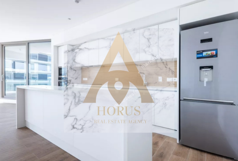 Moderna cocina de lujo en una propiedad en venta, equipada con electrodomésticos de alta gama y diseño minimalista, ideal para viviendas exclusivas en zonas residenciales premium.