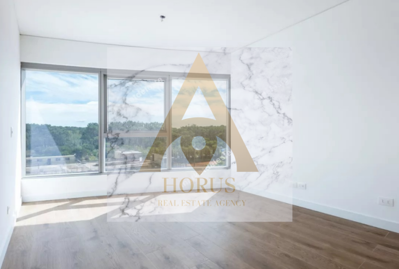 Lujoso piso en venta con ventanas panorámicas y vista a la naturaleza en una exclusiva residencia en Horus Real Estate Agency.