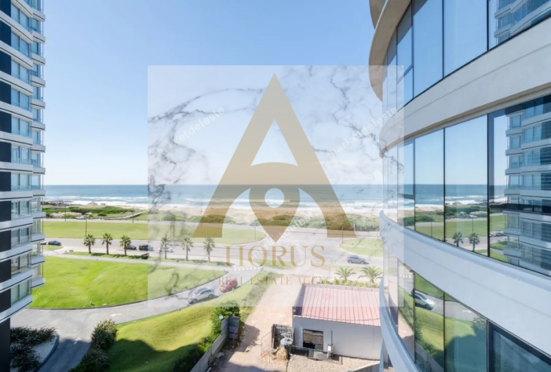 Vistas panorámicas al mar desde apartamentos de lujo en la playa en Costa del Sol, con amplias terrazas y diseño moderno, perfectos para inversión o residencia en zonas privilegiadas.
