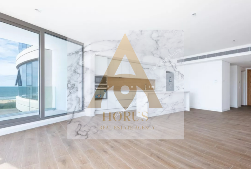 Espectacular apartamento moderno con vistas al mar en una ubicación privilegiada en la costa. Diseño interior elegante y acabados de lujo en una propiedad exclusiva para inversión o residencia permanente.