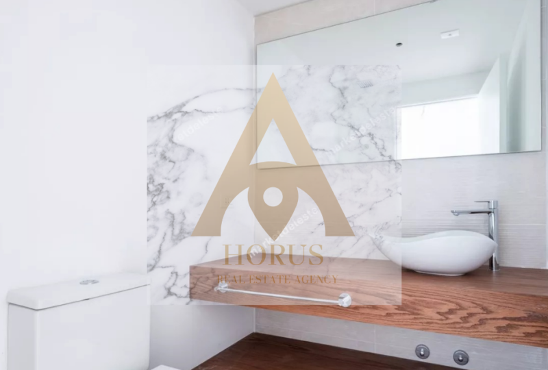 Imagen de baño moderno con lavabo de cerámica en una vivienda en venta o alquiler en la agencia inmobiliaria Horus Real Estate.