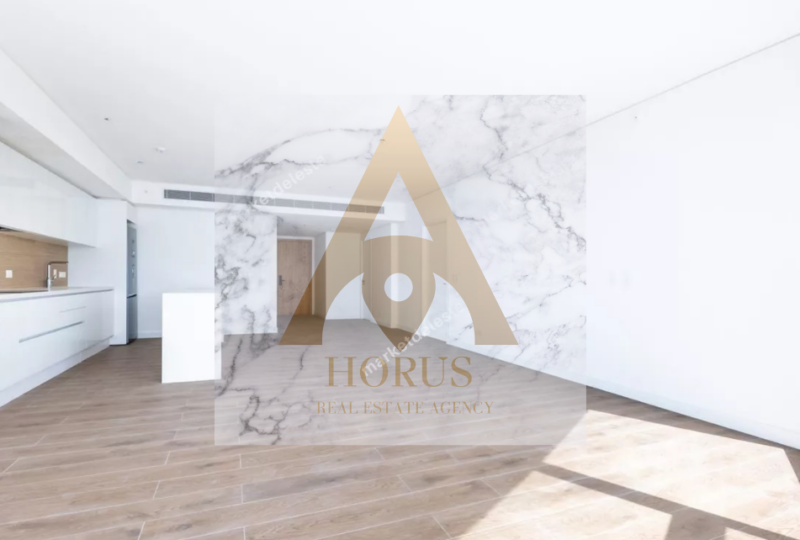 Amplio salón moderno con acabados elegantes y luz natural en una propiedad en venta por Horus Agencia Inmobiliaria.