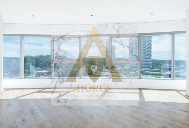 Amplio salón con vistas panorámicas en zona residencial exclusiva, ideal para compra o alquiler de propiedades de lujo en la Ciudad, servicio especializado en bienes raíces en Horus Real Estate Agency.