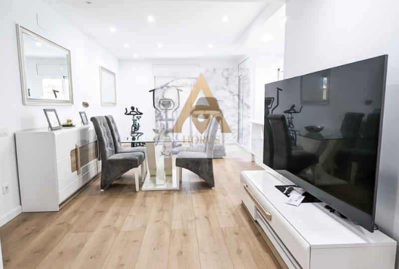 Modernos interiores de apartamento en venta, decoración elegante y tecnología avanzada, en una vivienda exclusiva de Horus Real Estate Agency en España.