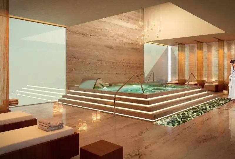 Relajante spa en una propiedad de lujo en venta o alquiler por Horus Real Estate Agency, con piscinas climatizadas, área de descanso y ambiente de bienestar.