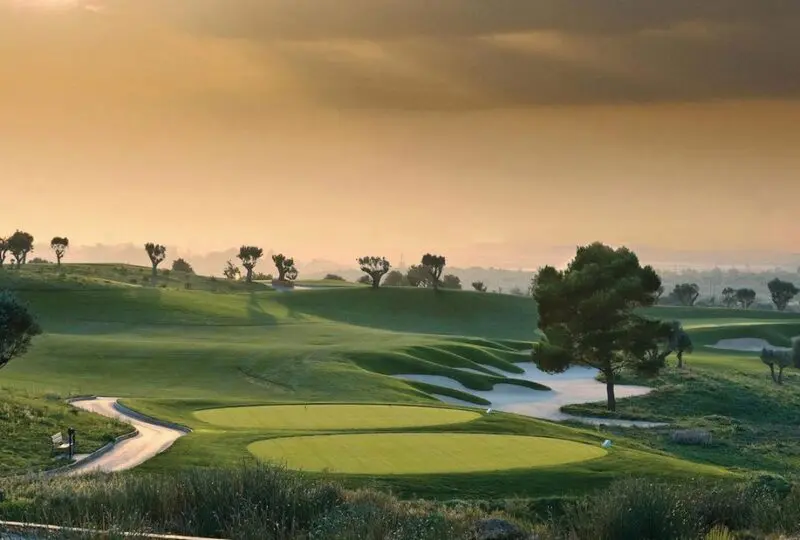 Vistas de un campo de golf en un entorno natural, ideal para propiedades de lujo y inversión inmobiliaria en Horus Real Estate Agency.