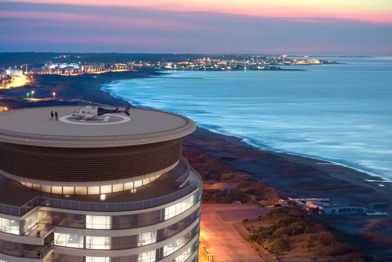Imagen de una exclusiva propiedad frente al mar con vista panorámica y helipuerto en la azotea, ideal para inversión o compra en la zona costera.