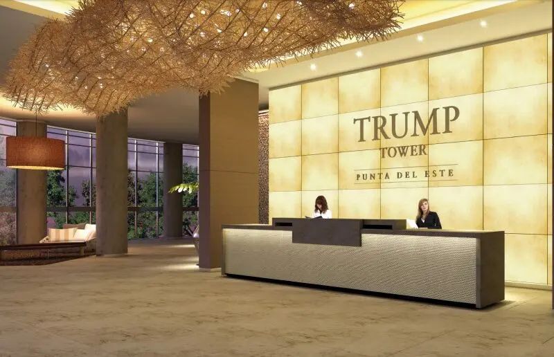 Recepción moderna del edificio Trump Tower Punta del Este con un diseño elegante y sofisticado, ideal para servicios inmobiliarios y administración de propiedades de lujo.