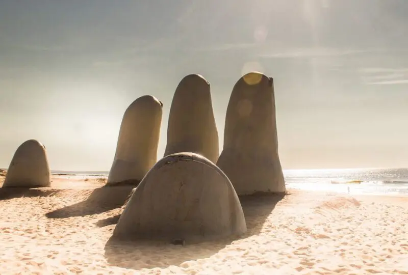 Cabo de las Sirenas en la playa, esculturas icónicas en arena dorada, perfectas para propiedades de playa y inversión inmobiliaria en destinos turísticos.