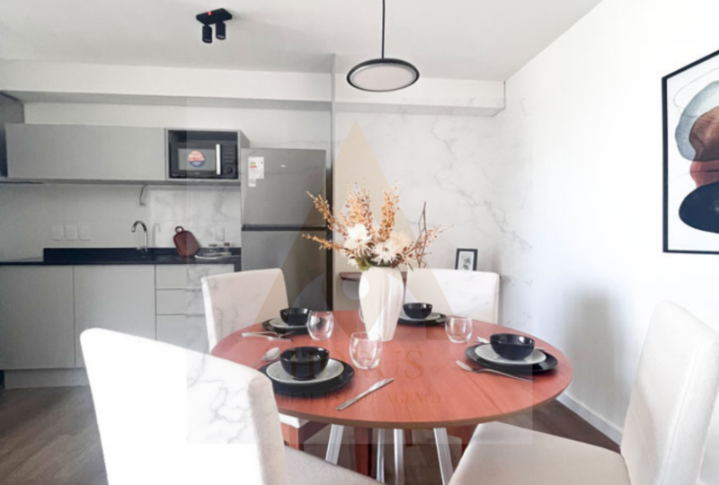Moderno comedor en un apartamento en Madrid con muebles elegantes y decoración minimalista, ideal para quienes buscan propiedades en zonas urbanas.