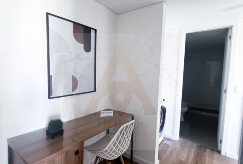 Escritorio de madera en habitación moderna con decoración minimalista en apartamento en alquiler.