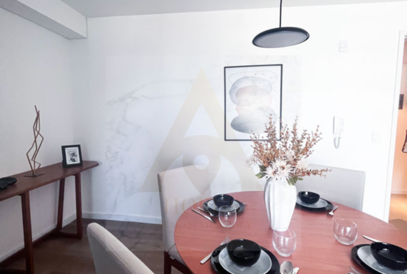 Zona de comedor moderna y acogedora en una propiedad en venta o alquiler en Horus Real Estate, con decoración elegante y mobiliario de calidad.