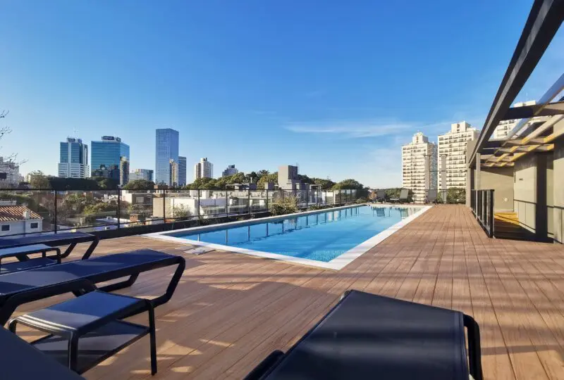 Piscina en azotea de lujo con vistas a la ciudad en Horus Real Estate Agency. Espacio perfecto para relajarse y disfrutar del skyline urbano en propiedades exclusivas.