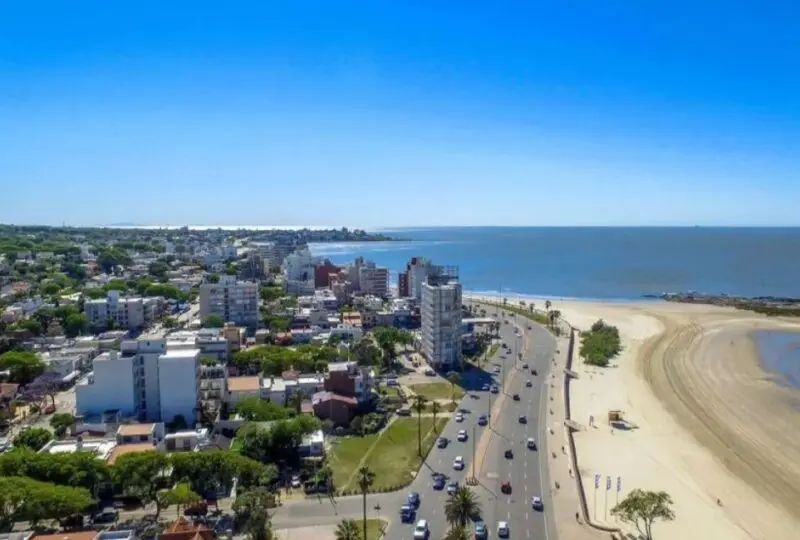 Vistas aéreas de propiedades frente al mar en la ciudad costera, ideales para inversión inmobiliaria y estilo de vida en playa.