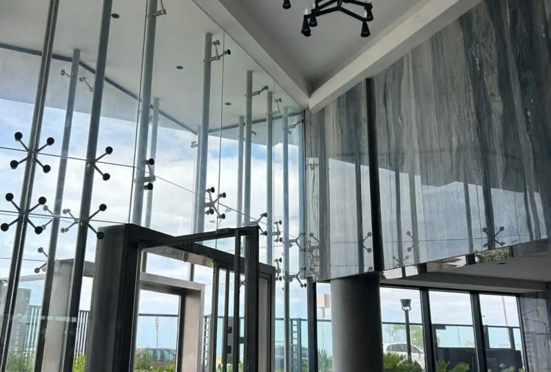 Modernos interiores de oficina con diseño innovador y estructura de vidrio, ideal para propiedades comerciales de lujo y espacios de coworking en bienes raíces en Costa Rica.