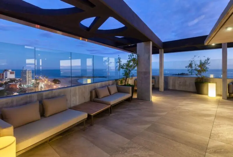 Vista panorámica del balcón con vista al mar en Horus Real Estate Agency, espacio moderno y elegante para disfrutar de la naturaleza y la ciudad.