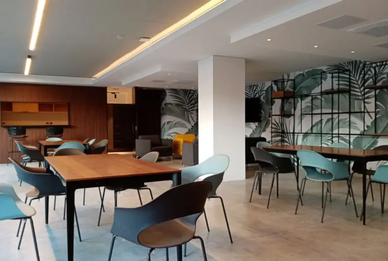 Amplia sala de reuniones moderna y elegante en Horus Real Estate Agency, con mobiliario contemporáneo, decoración sofisticada y ambiente profesional ideal para presentación de propiedades y encuentros de negocios.