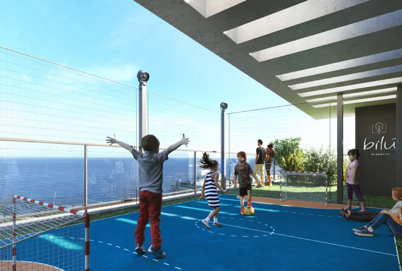 Vistas desde la terraza de un edificio con área de juegos infantiles y espacios verdes, ideal para residencias exclusivas y viviendas familiares en Horus Real Estate Agency.