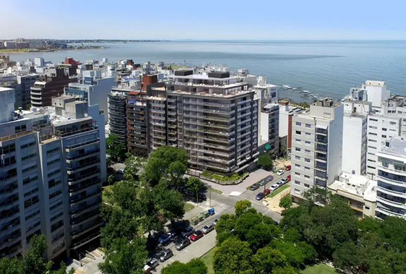 Vistas aéreas de edificios residenciales en la zona costera, con el mar al fondo y zonas verdes en primer plano, ideal para inmuebles frente al mar en la Costa de Veracruz.