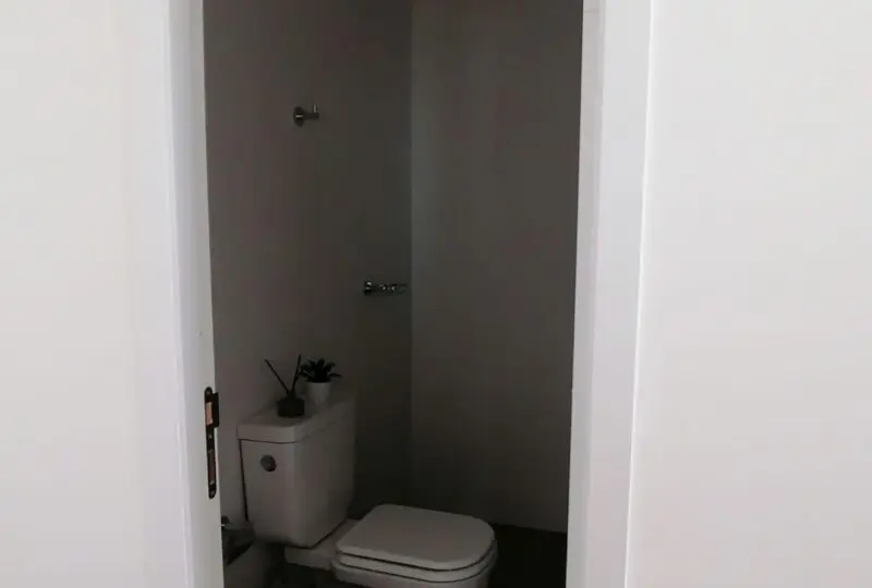 Minimalista baño interior con inodoro, bidé y ducha en vivienda moderna, ideal para propiedades en venta o alquiler en Madrid, España, con estilo sencillo y funcional.