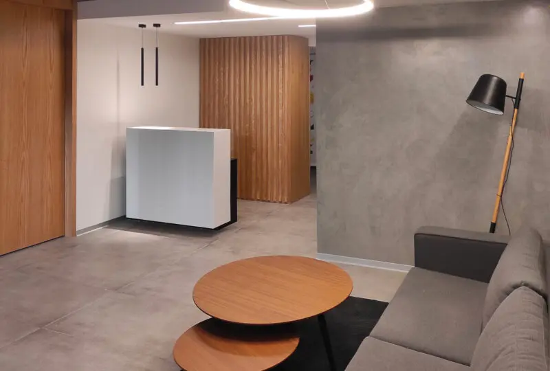 Moderno vestíbulo de agencia inmobiliaria Horus Real Estate con decoración moderna y mobiliario elegante, recepción acogedora y ambiente profesional para servicios inmobiliarios.