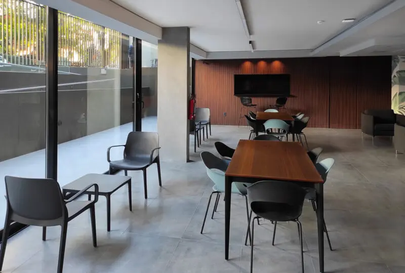 Moderno espacio en oficina de agencia inmobiliaria Horus Real Estate con mobiliario elegante y amplio, ideal para reuniones y atención al cliente.