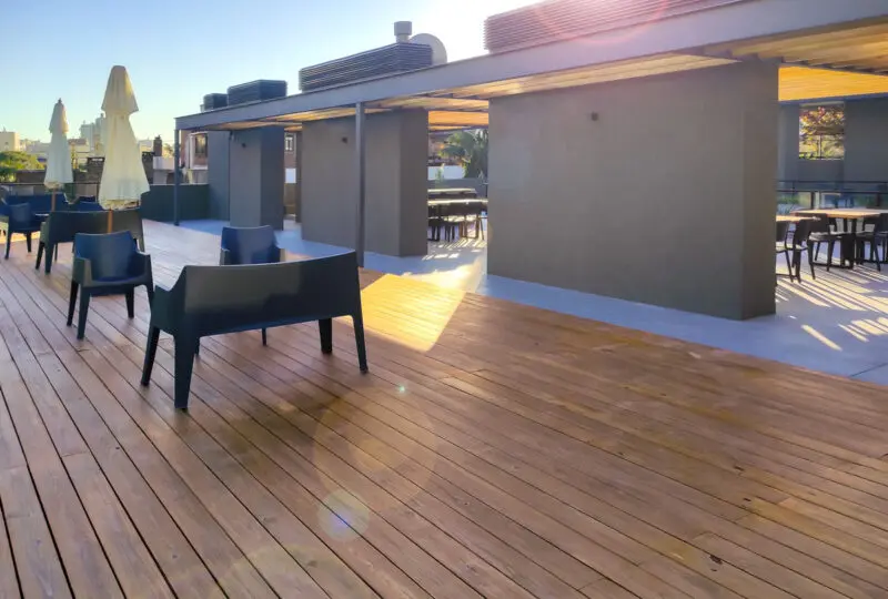 Terraza en azotea con mobiliario elegante y vistas panorámicas, ideal para promociones de bienes raíces modernas y urbanas en Madrid.