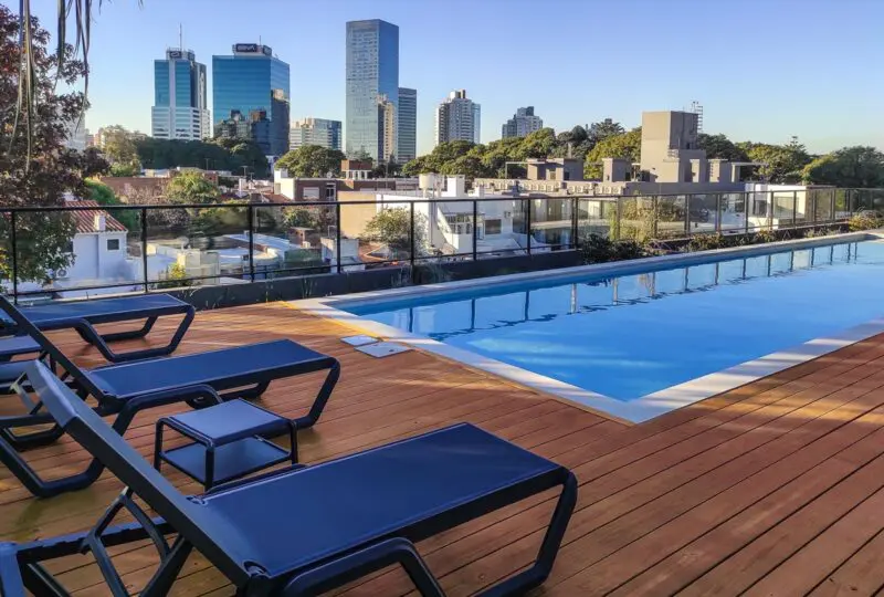 Vistas panorámicas desde la terraza con piscina en un rascacielos en la ciudad.