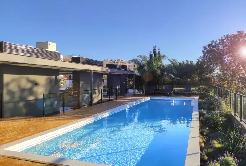 Piscina en azotea con vistas en vivienda moderna en el centro de la ciudad, servicio inmobiliario de confianza.