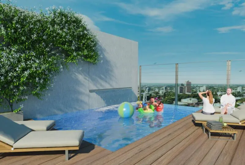 Niña con flotador en piscina en azotea con vista urbana, área de relajación y solárium en propiedad inmobiliaria moderna.