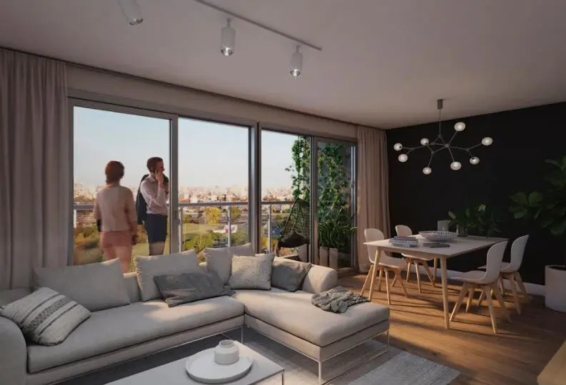 Moderno salón con balcón y vistas panorámicas, muebles elegantes y decoración contemporánea en un apartamento en alquiler o venta en Horus Real Estate Agency.