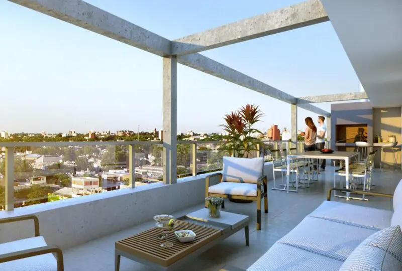 Ampli terraza en edificio moderno con vista panorámica de la ciudad, ideales para viviendas en venta o alquiler en la zona de condominios exclusivos.