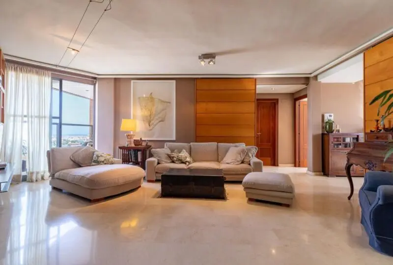 Amplio salón en apartamento de lujo en alquiler, con muebles elegantes, gran iluminación natural y decoración moderna, ideal para vivir en un entorno confortable y sofisticado en la ciudad.