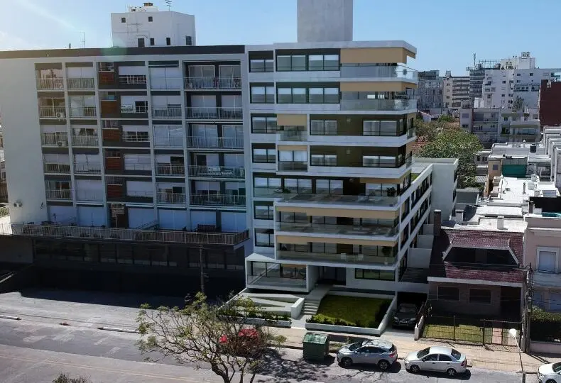 Hermoso edificio moderno en zona céntrica de la ciudad, ideal para inversión inmobiliaria y alquiler; excelente ubicación y diseño arquitectónico.