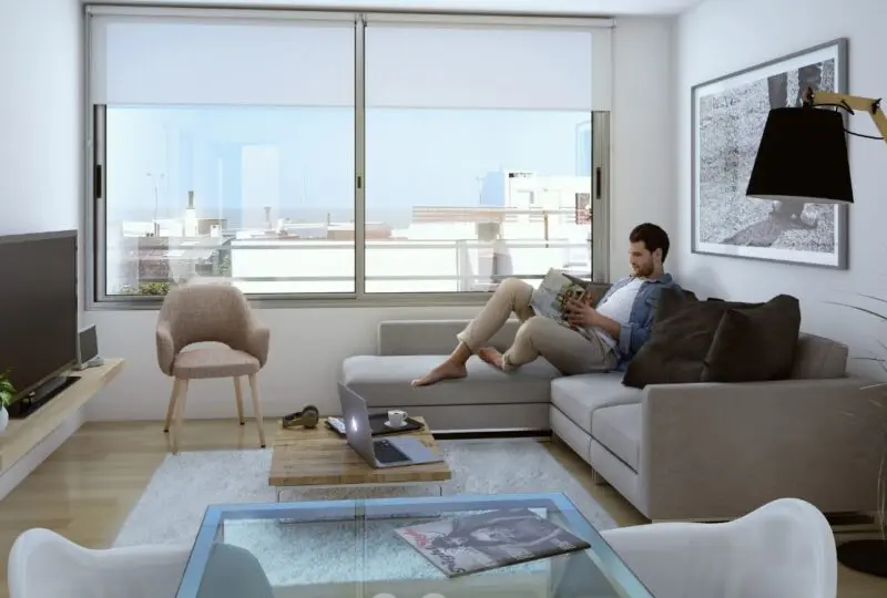 Amplio salón moderno con vistas a la ciudad, ideal para buscar propiedades inmobiliarias con la mejor agencia de bienes raíces.