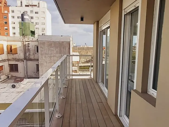Amplio balcón con vistas urbanas en inmueble de Horus Inmobiliaria en Madrid. Excelente oportunidad para vivir en una zona céntrica con terraza privada y conexión con el exterior.