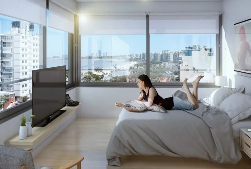 Esquina moderna de apartamento con vistas al río y ciudad, ideal para inversión y compra de inmuebles en Horus Real Estate Agency.